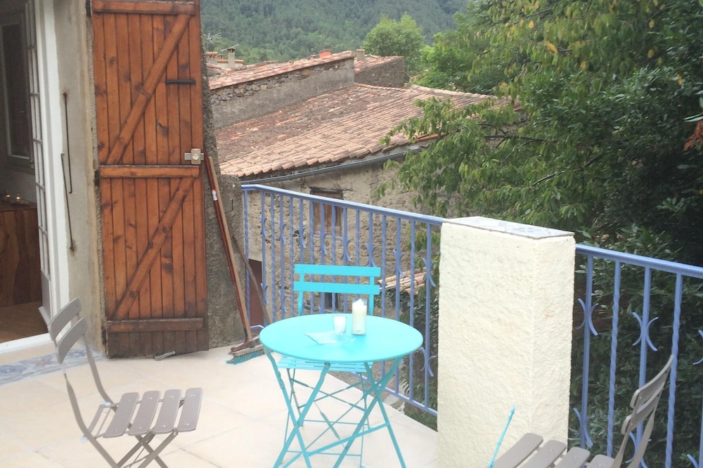 Pretty French house in Medieval village with castle views