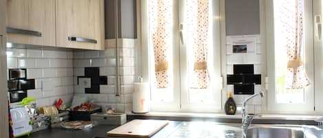 Fridge, oven, stovetop, coffee/tea maker