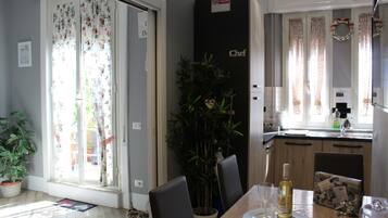 KĂŒhlschrank, Ofen, Herdplatte, Wasserkocher mit Kaffee-/Teezubehör