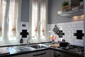 Frigorifero, forno, piano cottura, macchina per tè/caffè