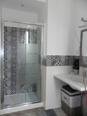 Shower, hair dryer, slippers, bidet - Terrazza 29 Holiday Home - Beautiful penthouse in the center of Rome (Roma)
