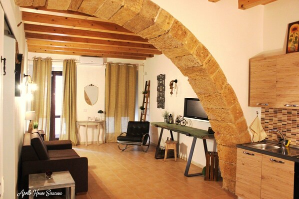 Smart TV, video game console