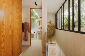 Dusj, hårføner og håndklær