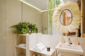 Ducha, secador de pelo y toallas