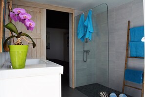 Haartrockner, Handtücher, Toilettenpapier