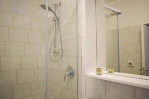 Ducha, secador de pelo, bidé y toallas