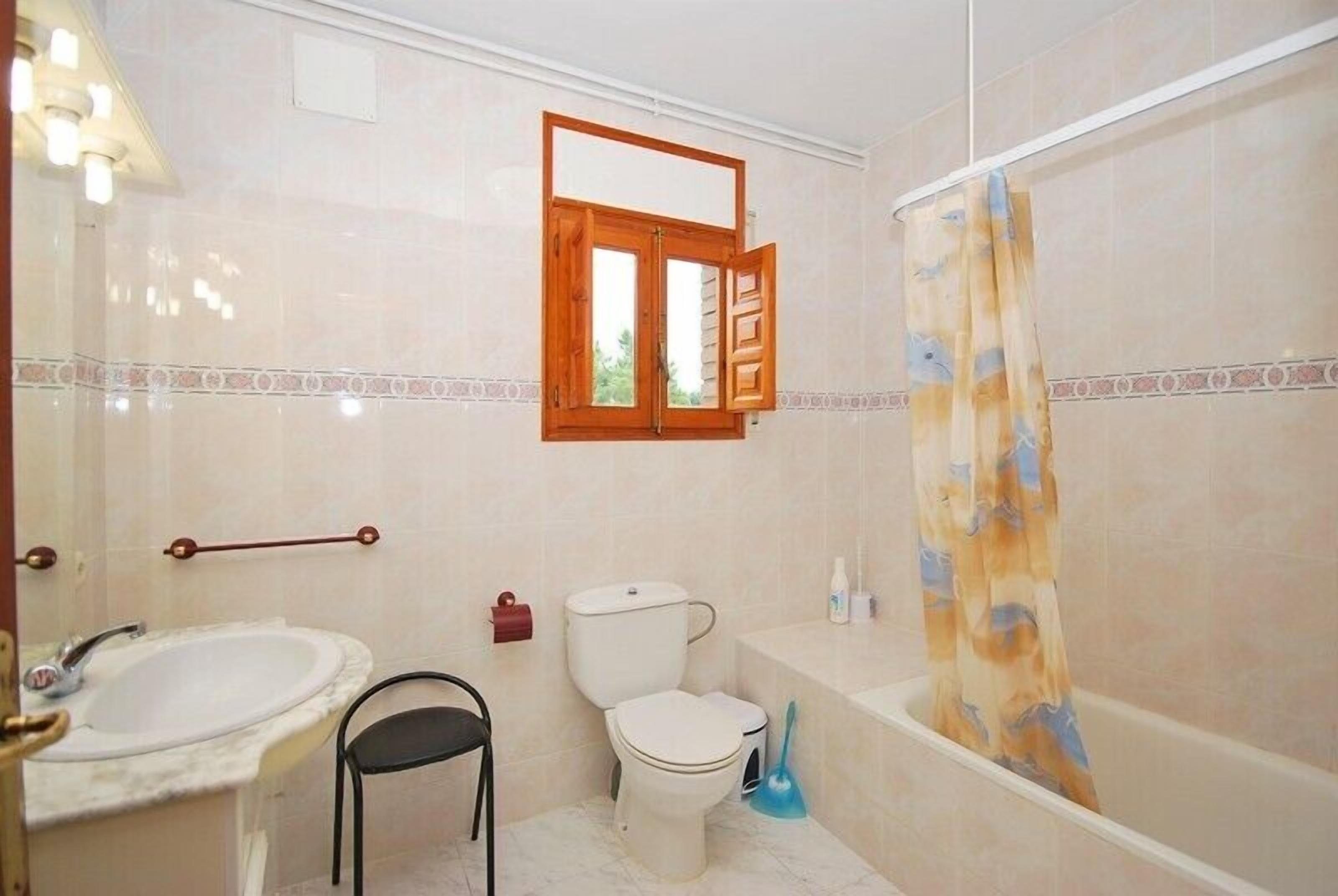 Ein Badezimmer mit Waschbecken, Toilette und Badewanne.
