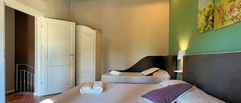 2 bedrooms, iron/ironing board, WiFi, bed sheets