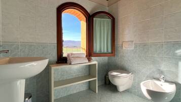 Douche, sĂšche-cheveux, bidet, serviettes fournies