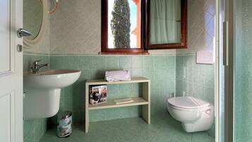 Douche, sèche-cheveux, bidet, serviettes fournies