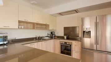 Een koelkast, een microgolfoven, een oven, een vaatwasser