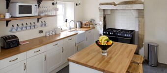 4brm Morton House in Masham town sleeps up to 10 guests