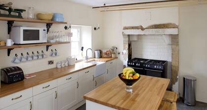 4brm Morton House in Masham town sleeps up to 10 guests