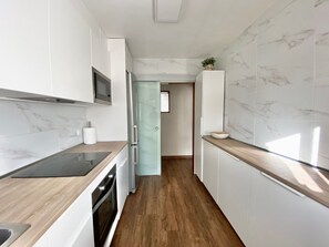 Kjøleskap, mikrobølgeovn, ovn og kokeplater