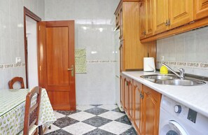 Fridge, microwave, oven, stovetop - Apartamento Plaza la Fuente (Cádiz)