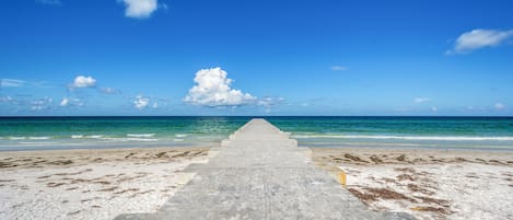 Plage, chaises longues, serviettes de plage