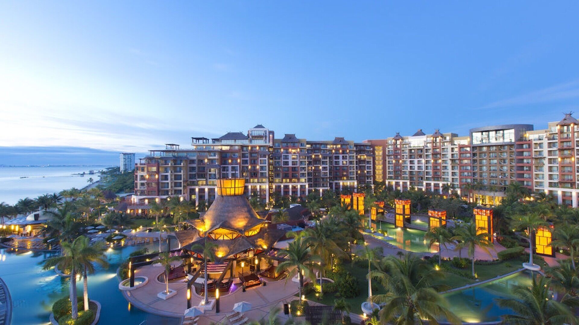 Villa Del Palmar at night