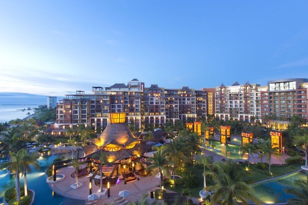 Villa Del Palmar at night