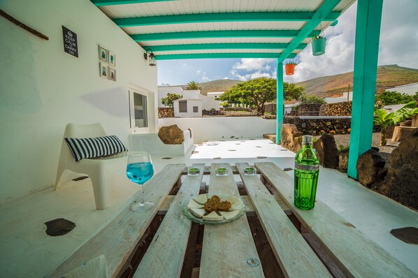 Outdoor dining -  Peace in the countryside 1 km from the beach, magnificent views, bbq and free wifi (Tabayesco)