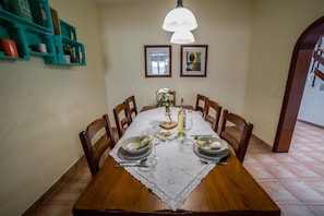Dining - Peace in the countryside 1 km from the beach, magnificent views, bbq and free wifi (Tabayesco)