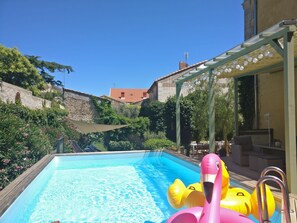 Een buitenzwembad, een verwarmd zwembad