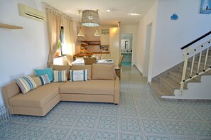 TV, fireplace - BLUE BAY HOUSE (Marina San Gregorio)