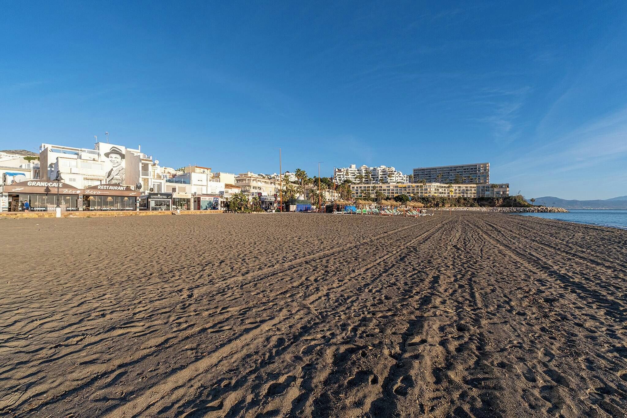 Na praia, espreguiçadeiras 