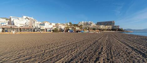 Na praia, espreguiçadeiras