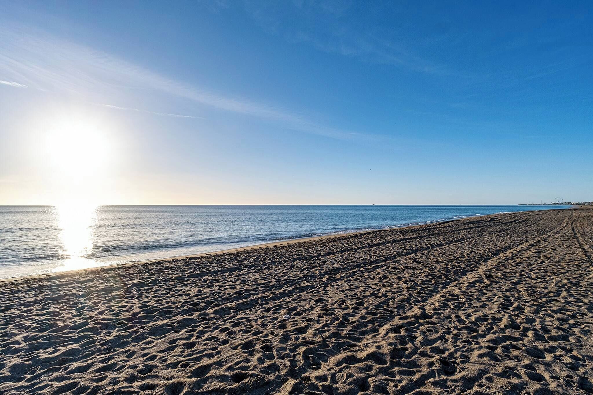På stranden og solsenger