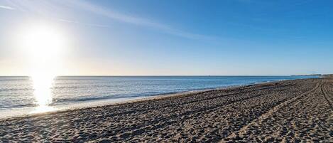 På stranden og solsenger
