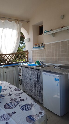 Réfrigérateur, micro-ondes, plaque de cuisson, cafetière/bouilloire