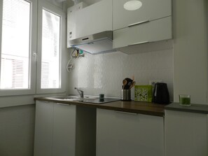 Kühlschrank, Mikrowelle, Herdplatte, Wasserkocher