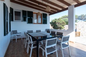 Outdoor dining - Villa 11 people + Pool + Barbecue + Descent to the beach (Ciutadella de Menorca)