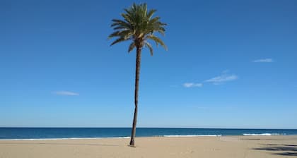 Kaunis kaksipuolinen, ihanteellinen perheille, lähellä merta