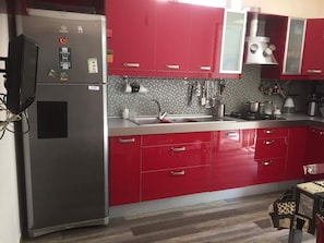 Kühlschrank, Mikrowelle, Ofen, Herdplatte