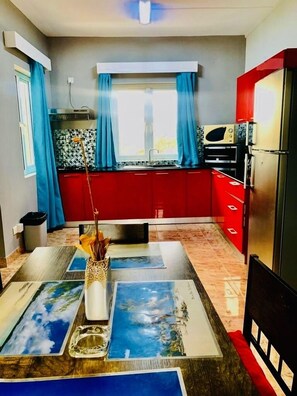 Kjøleskap, mikrobølgeovn, ovn og kokeplater