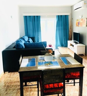 TV, lettore DVD, libri, videoteca