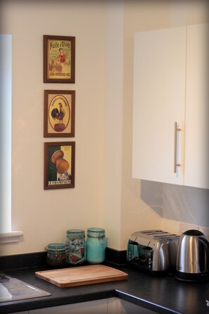 Refrigerador, microondas, horno, placa de cocina