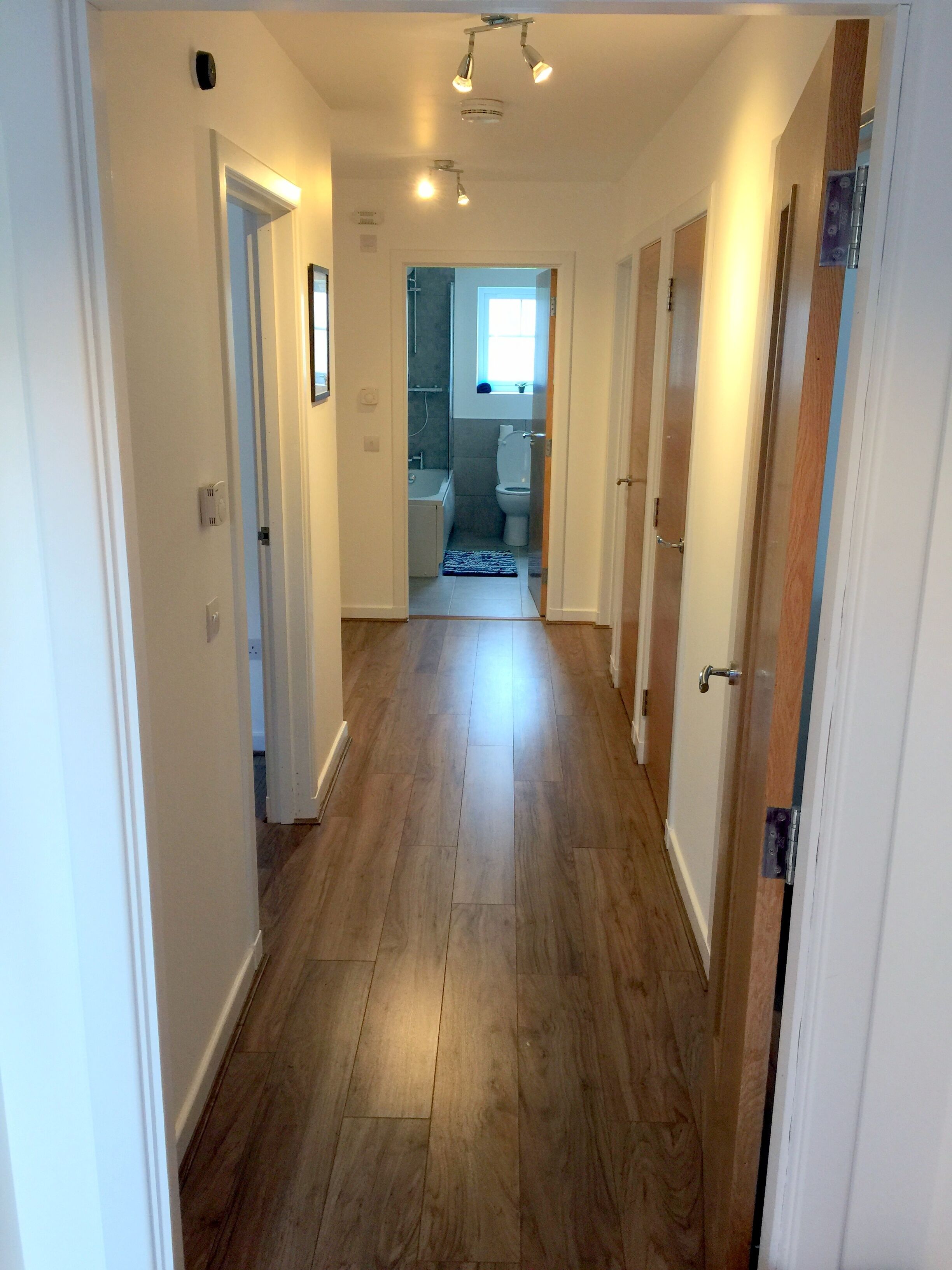 Kombinert dusj/badekar, hårføner, håndklær og toalettpapir