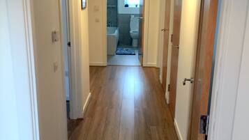 Kombinert dusj/badekar, hårføner, håndklær og toalettpapir