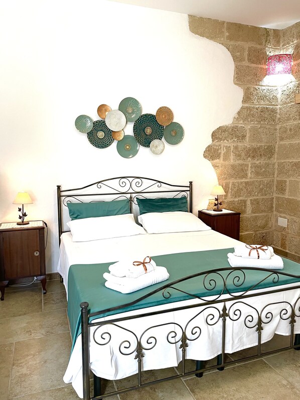 1 habitación, tabla de planchar con plancha, wifi y ropa de cama