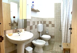 ヘアドライヤー、タオル、シャンプー、トイレットペーパー