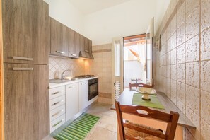 Kjøleskap, ovn, kokeplater og kaffetrakter/tekoker