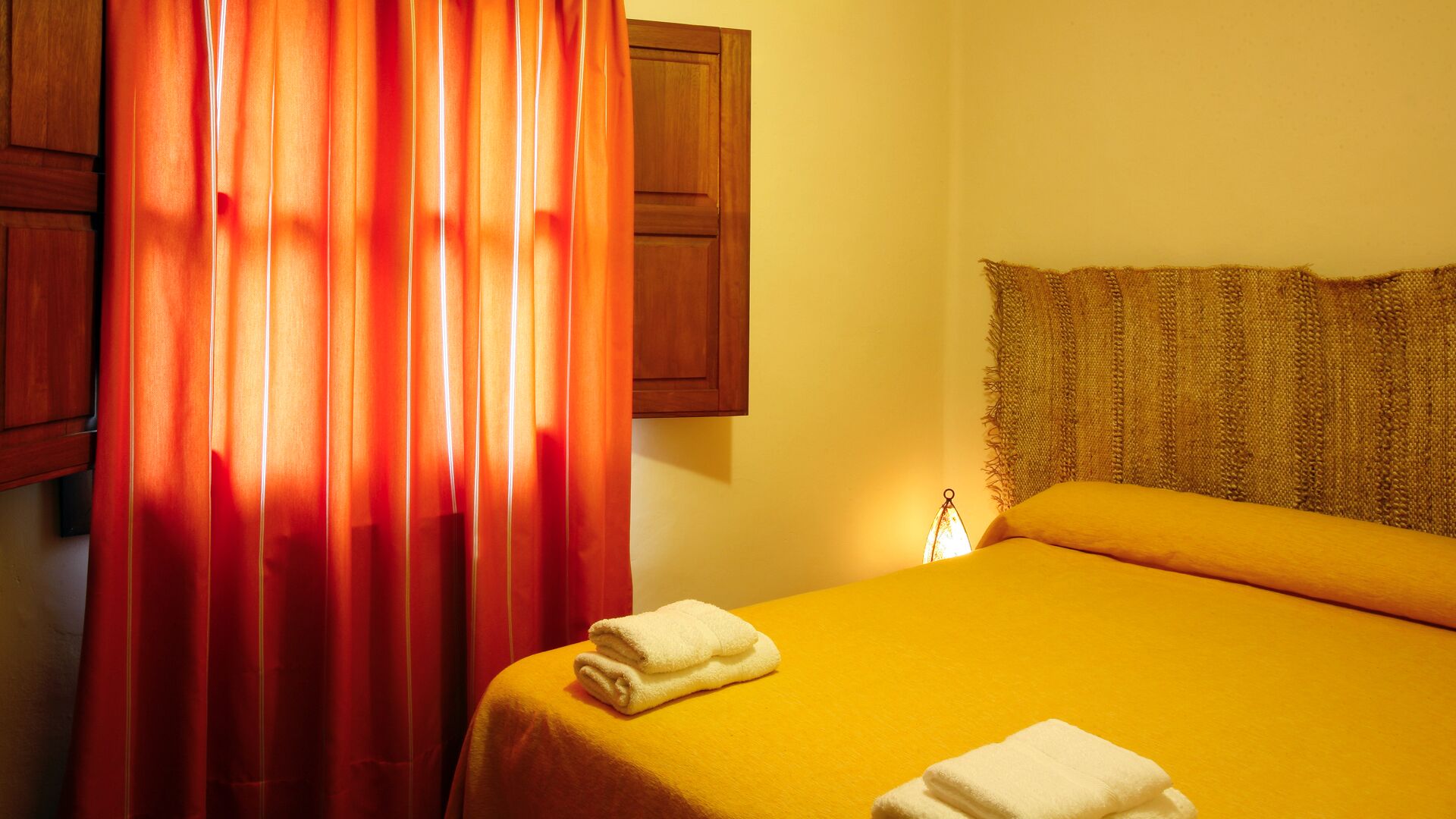 2 dormitorios, tabla de planchar con plancha, ropa de cama