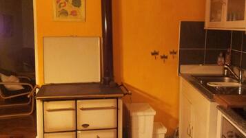 Frigorifero, forno, piano cottura, lavastoviglie