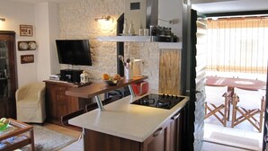 Réfrigérateur, four à micro-ondes, un four, lave-vaisselle