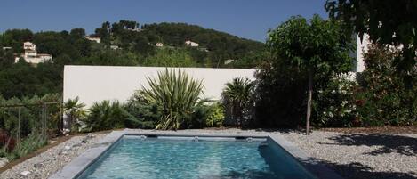 حمّام سباحة خارجي، حمّام سباحة مُدفَّأ