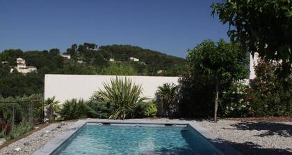 Baisse de prix! Villa moderne tout confort au calme avec vues magnifiques.