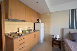 Kühlschrank, Mikrowelle, Herdplatte, Wasserkocher mit Kaffee-/Teezubehör