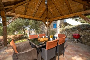 تناول الطعام بالخارج